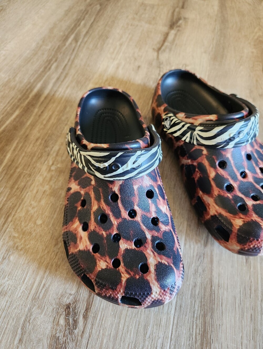 Crocs Black & Brown Animal Remix Print Classic Clogs Women's Size 7 - Picture 2 of 7